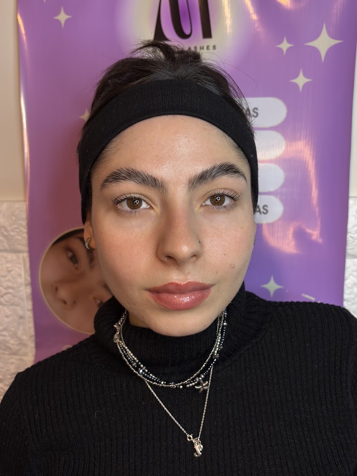 Detalle en primer plano de extensiones de pestañas pelo por pelo naturales aplicadas en Manu Lashes